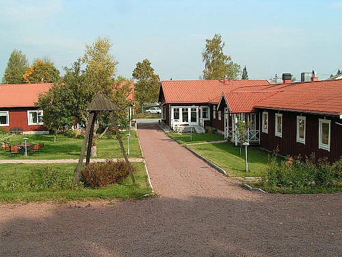 Grusväg i en trädgård som leder till en konferensanläggning nära Uppsala & Stockholm