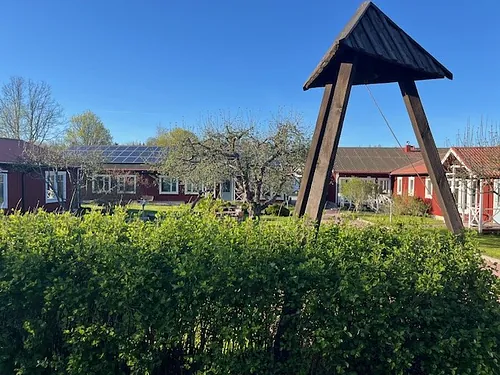 Grusväg i en trädgård som leder till en konferensanläggning nära Uppsala & Stockholm