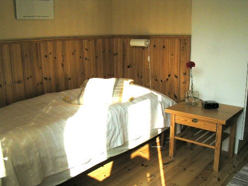 Sovrum med Säng och Nattduksbord på Syninge Kursgård