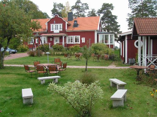 Trädgård med byggnader för en konferensanläggning nära Uppsala & Stockholm